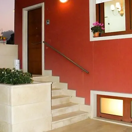 Domus Bed and Breakfast 3*